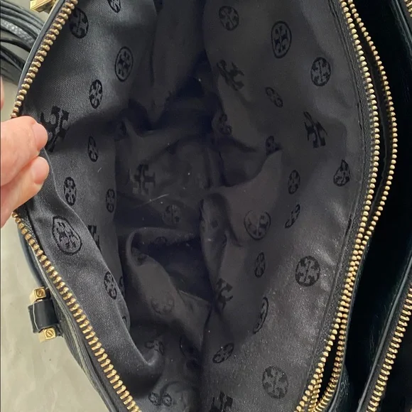 Tory Burch- Black Leather Handbag with gold hardware and tassels embossed logo - Picture 14 of 17